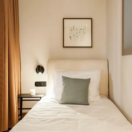Modern Minimalist 3bd In Hilton District By Upstreet *